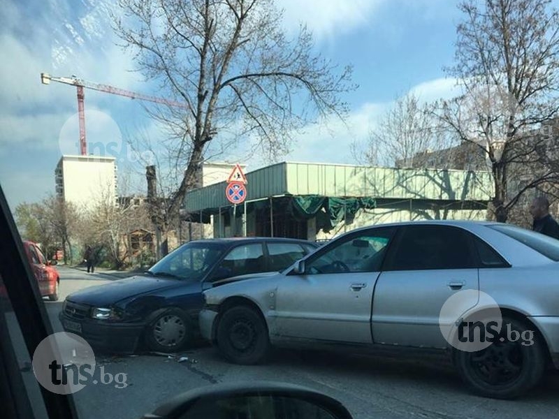 Ауди помля опел пред Математическата гимназия СНИМКИ
