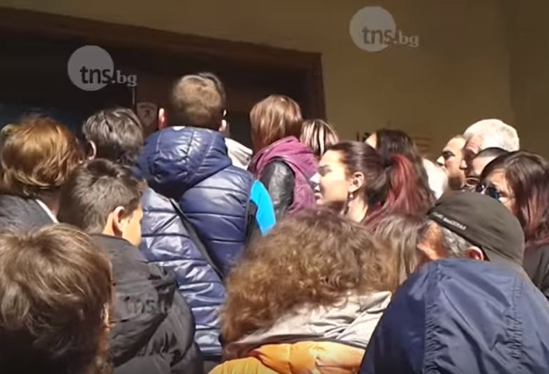 Кой допусна невижданата блъсканица пред Природонаучния музей в Пловдив? ВИДЕО