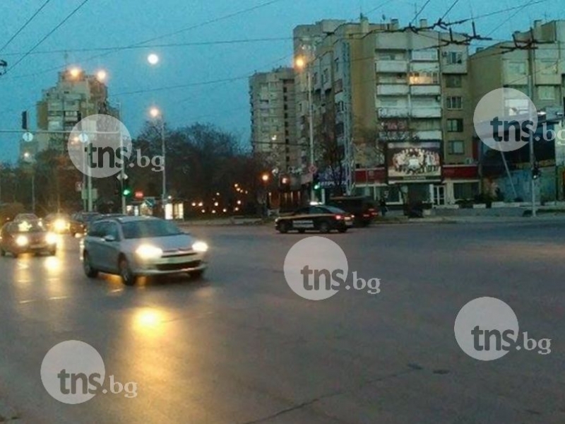 Сирени и военни бронирани автомобили блокираха булевард в Пловдив СНИМКИ