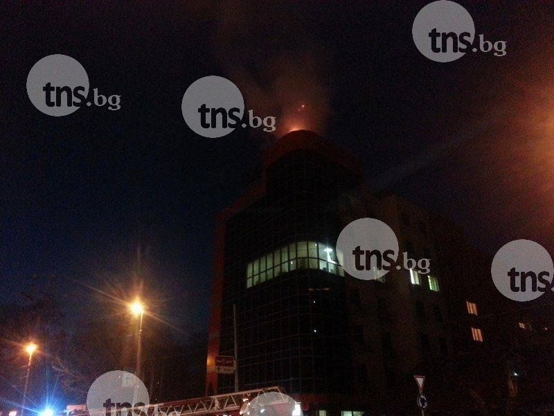 Голям пожар избухна в Пловдив! Пожарникари обградиха сграда в Кършияка СНИМКИ*