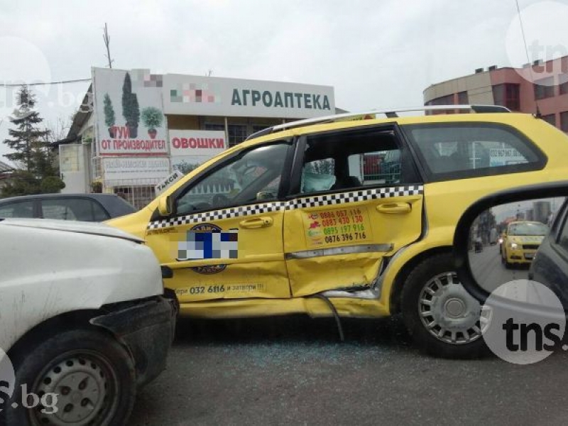 Баничарка отнесе такси на Брезовско шосе СНИМКИ