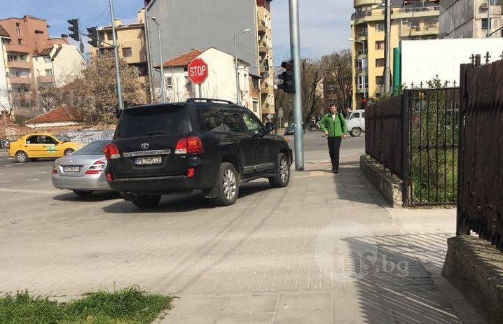 Пълен хаос с паркирането на Янко Сакъзов! СНИМКИ