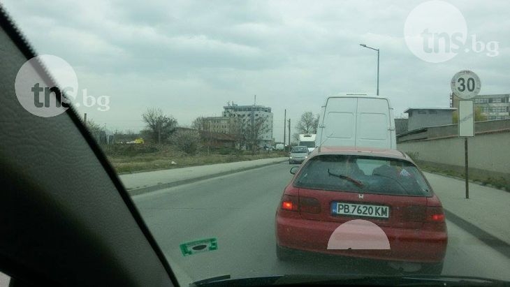 Светофар на Карловско шосе спря! Образува се огромна тапа СНИМКИ