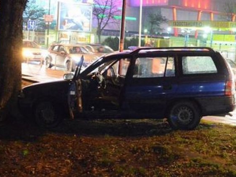 Две коли се блъснаха пред мол, единият шофьор избяга СНИМКИ