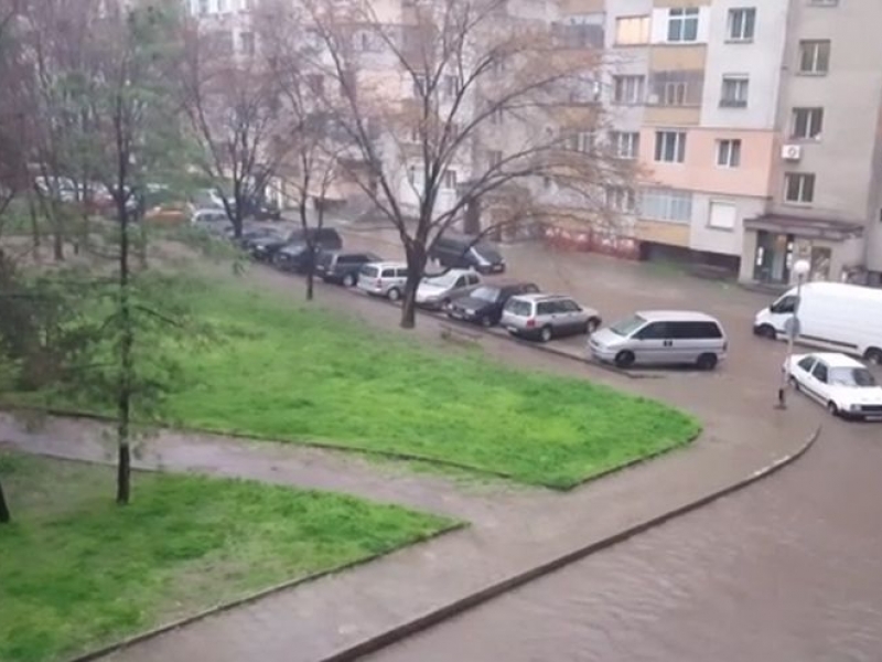 Градушка удари Благоевград, наводнени са домове и улици 