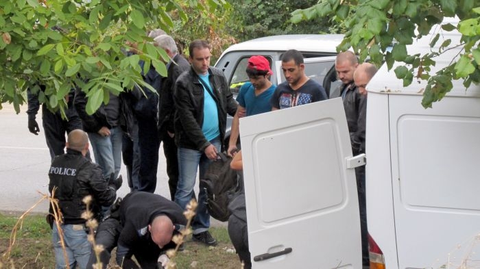 Мъж натъпка 12 бежанци в бус, опита се да избяга от полицията