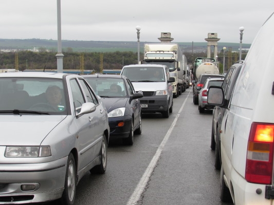 Тапа от автомобили на Дунав мост заради засилени мерки за сигурност