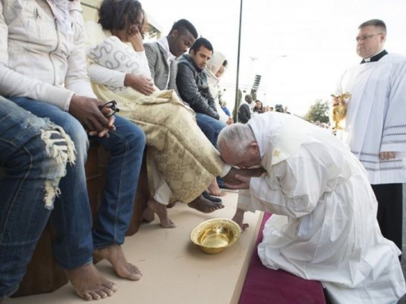 Папата изми краката на мигранти мюсюлмани и заяви, че всички сме братя