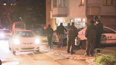 Мъжът, който се барикадира в София, стреля по полицай, няма пострадал ВИДЕО