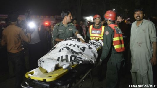 Ужасяващ атентат в Лахор! Най- малко 50 души загинаха при бомбен взрив ВИДЕО