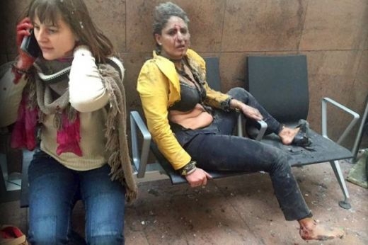 Стюардесата, която стана символ на атаките в Брюксел, е в кома