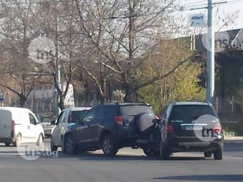 Верижна катастрофа на Сточна гара! Два джипа се блъснаха в Опел СНИМКИ