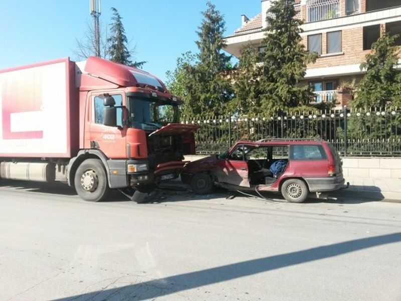 Камион блъсна челно кола с две деца в Цалапица СНИМКИ