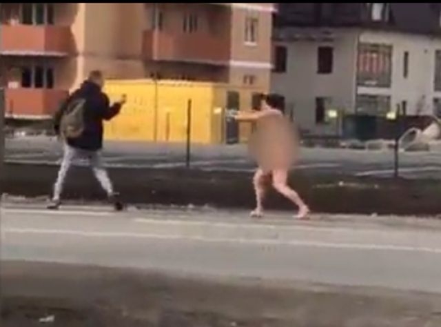 Чисто гола жена погна младеж на улицата ВИДЕО