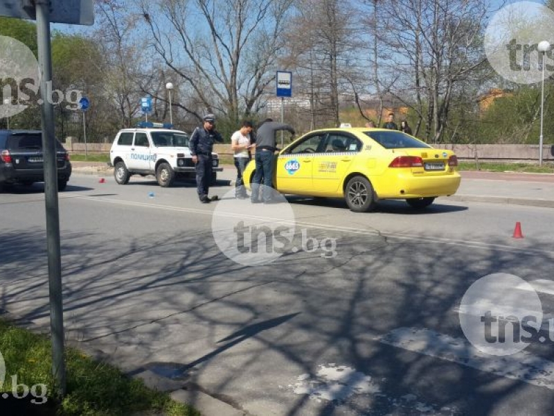 ВИДЕО от инцидентa, при който такси помете пешеходец в Пловдив 