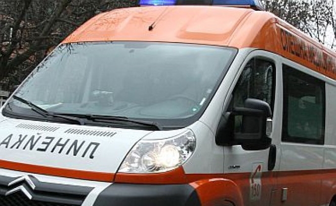 Откараха в София пожарникаря, върху когото се срути горяща стена