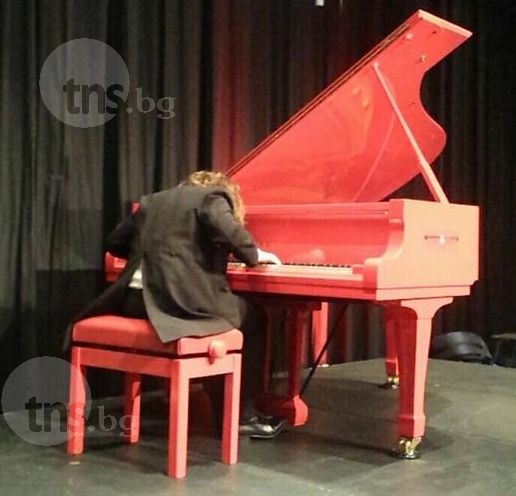 Пловдивски виртуоз свири Шопен на червения роял на Елтън Джон в Лондон