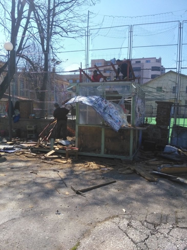 След 6 години и десетки жалби бутнаха стар павилион до училище в центъра 