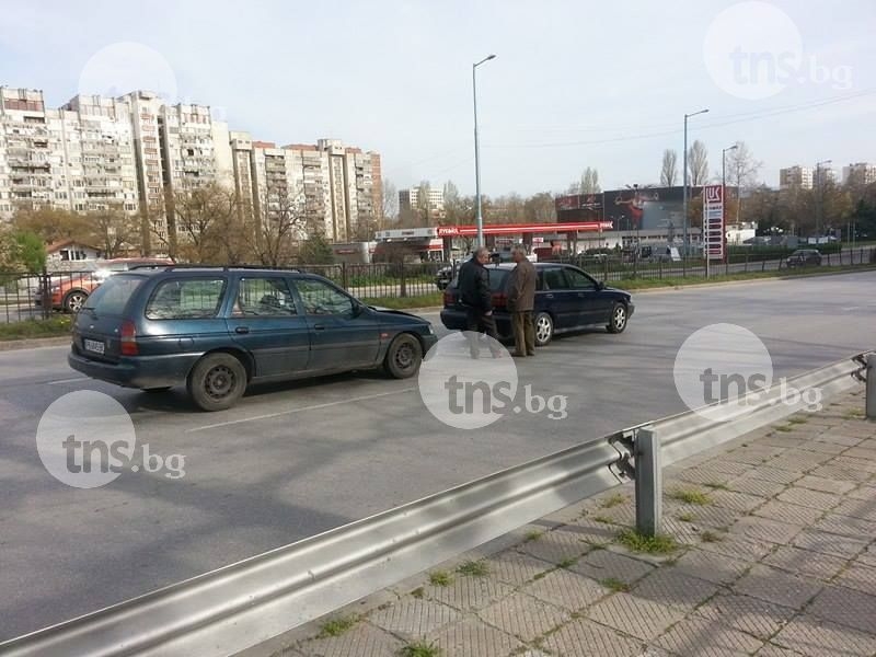 Форд със смачкана предница, след като се натресе в мерцедес в Кършияка СНИМКИ