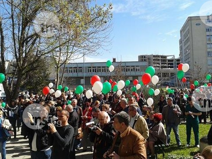400 балона с писма до Бойко Борисов и Цецка Цачева пуснаха пловдивските лекари ВИДЕО и СНИМКИ