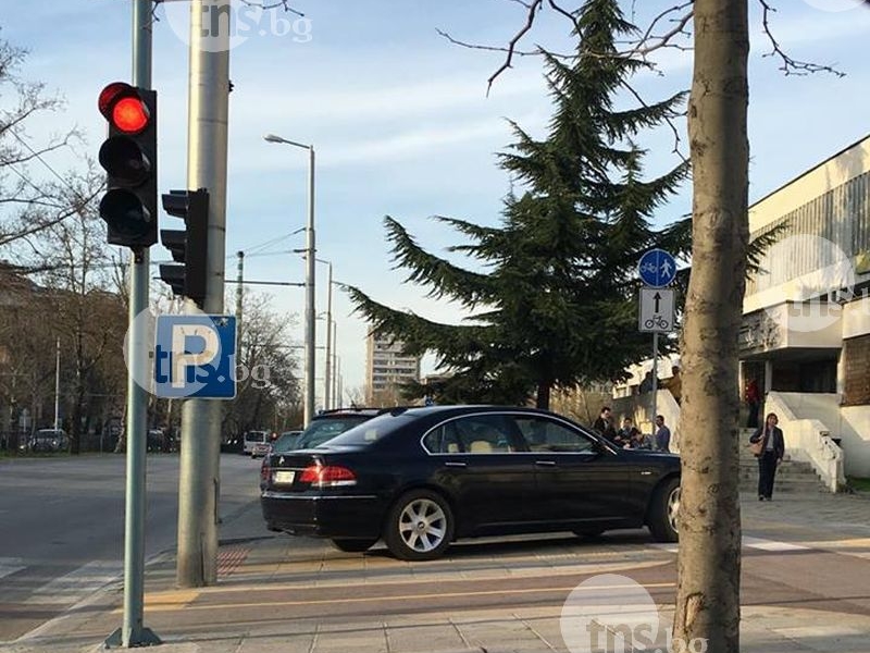 Баровец блокира пешеходна пътека - смята зебрата за паркинг място СНИМКА