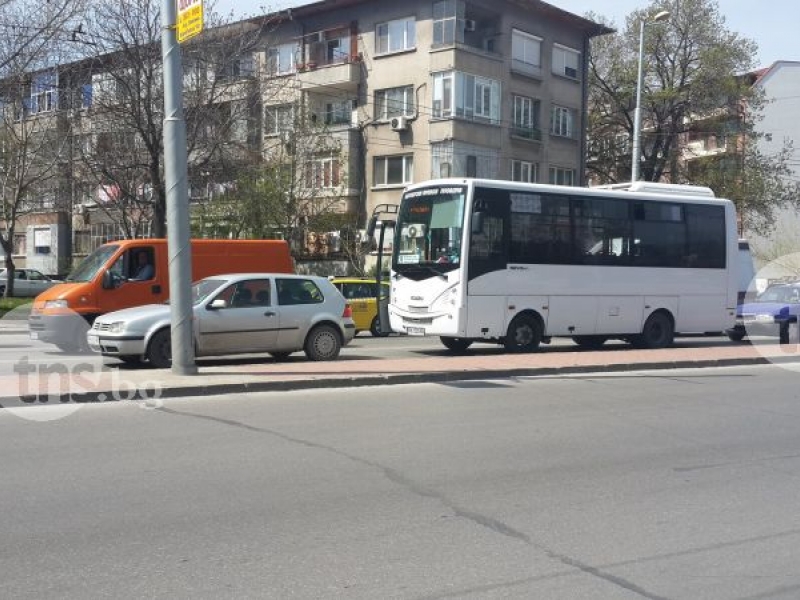 Катастрофа между автобус и лек автомобил затапи булевард Източен СНИМКИ