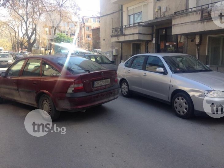 Пишман шофьор изхака паркирана кола и избяга - заряза опела си насред улицата! СНИМКИ