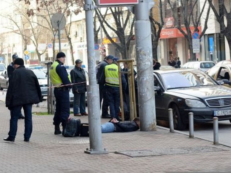 Зрелищна акция! Качулки щурмуваха къщата на известен бос на подземния свят