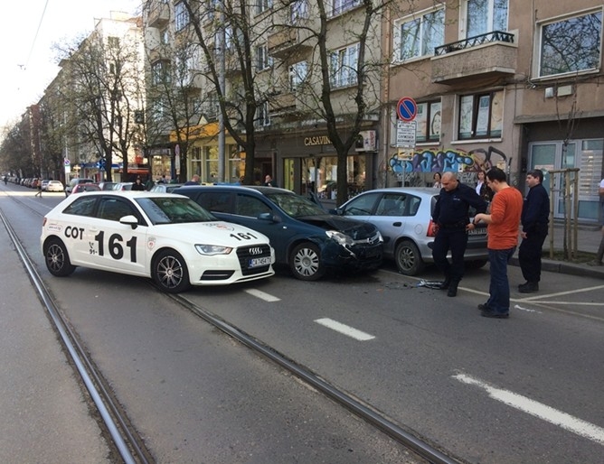 Дете пострада след катастрофа при преследване на крадец СНИМКИ