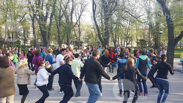 Десетки пловдивчани се хванаха на хоро в Цар-Симеоновата градина СНИМКИ