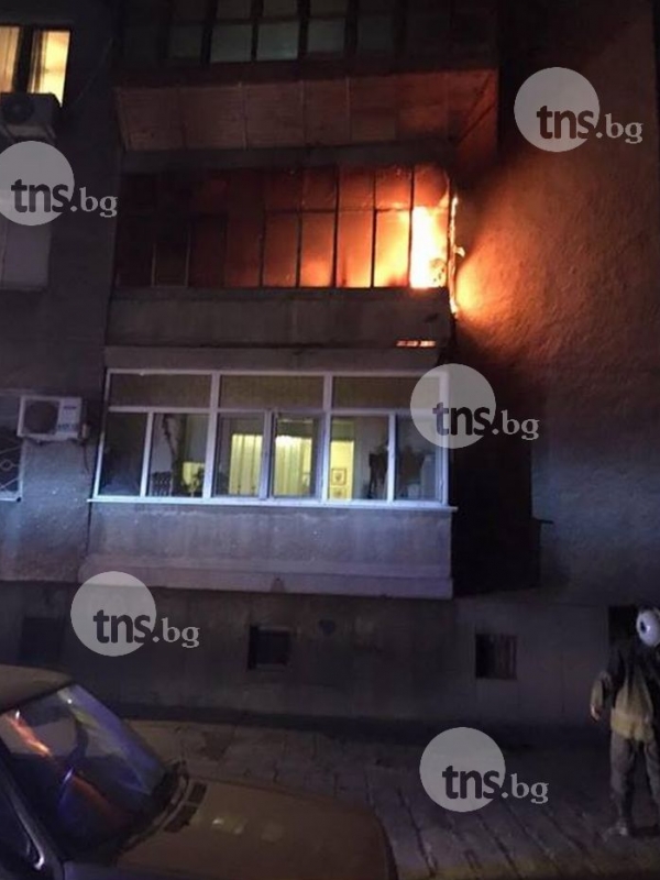 Огнен ад в Кючука, пожарникари разбиват апартамент! СНИМКИ