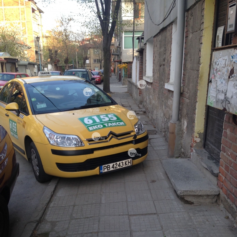 Пловдивчанин: Таксиджийка запуши входа на жилището ми! Не мога да изляза с бебешката количка! СНИМКИ