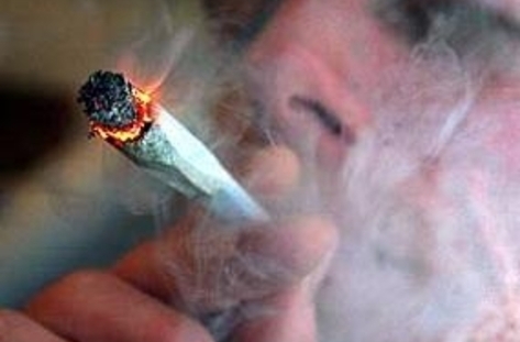 Полицай хванаха 18-годишен да пуши трева край детска градина в Пловдив