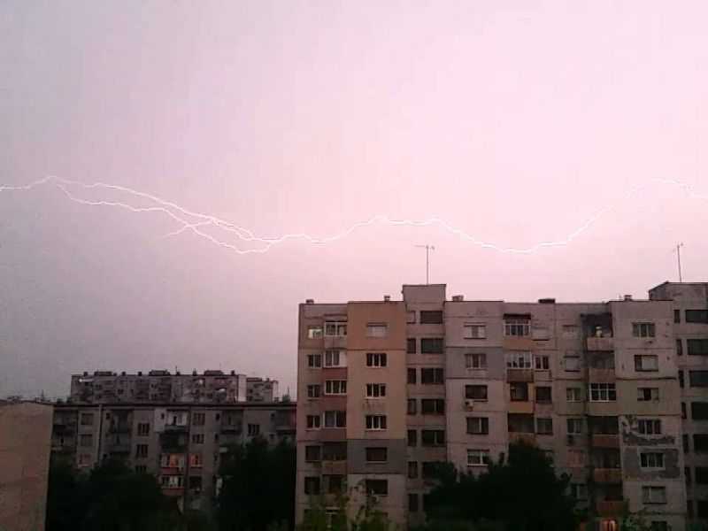 Топлото време отприщва мощни гръмотевични бури в Пловдив през уикенда