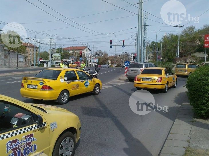Пловдивските таксита готвят блокада на магистралата и Народното събрание ВИДЕО