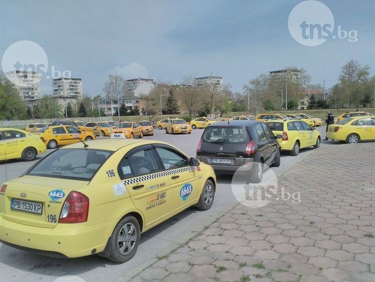 Таксиметровият протест потегля към града! Не минавайте през центъра на Пловдив СНИМКИ