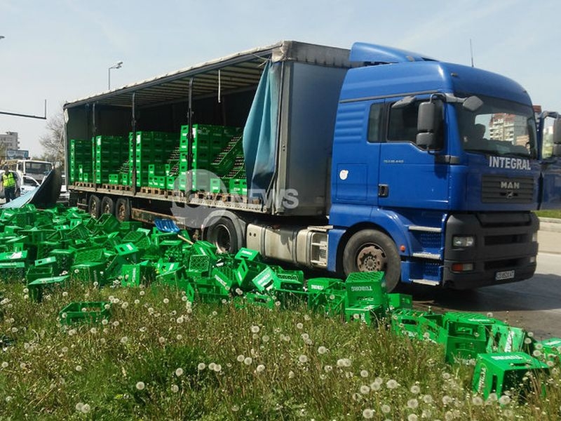 Камион разсипа стотици каси бира на пътен възел ВИДЕО