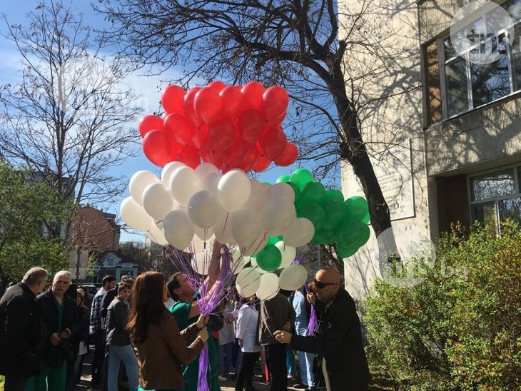 Лекарите в Пловдив празнуват със символичен протест