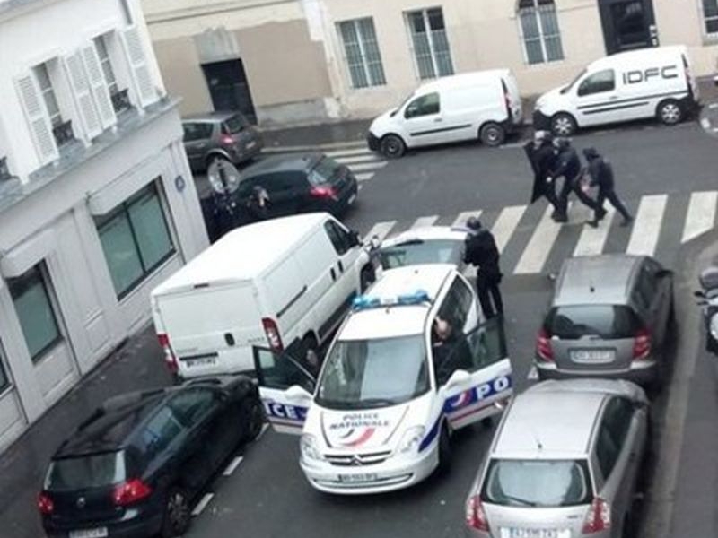 Неизвестен се барикадира в апартамент в Париж, стреля по минувачите