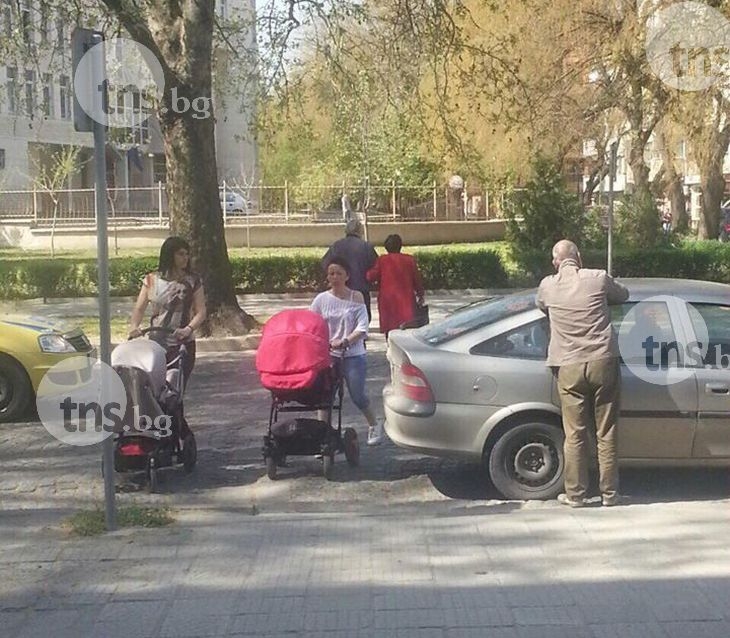 Пловдивчанин се паркира върху зебра, майки с колички го прескачат СНИМКИ
