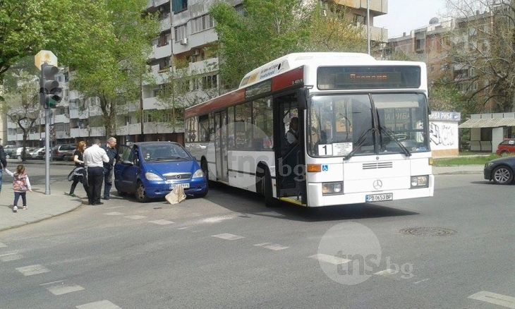 Автобус и мерцедес се удариха в Кючука! Шофьорите се обвиняват взаимно СНИМКИ