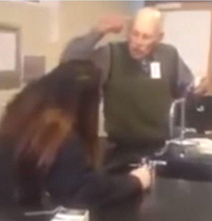 Ученичка налага учител с тетрадка по главата, той я скубе ВИДЕО