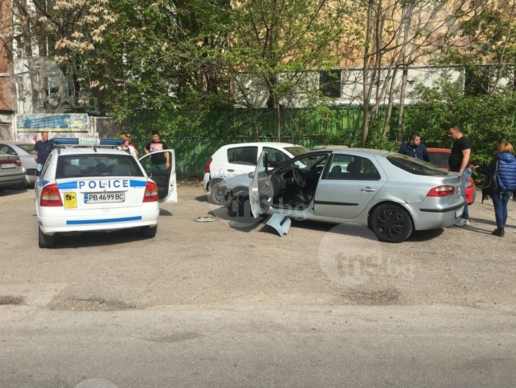 Младеж помля три коли на паркинг в центъра на Пловдив! СНИМКИ
