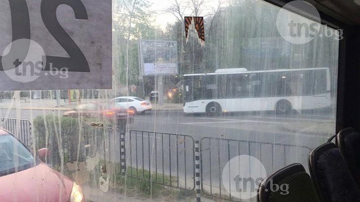 Шофьор на 20-ка чака колежката да си купи кафе и цигари на спирка, в автобуса мизерия СНИМКИ