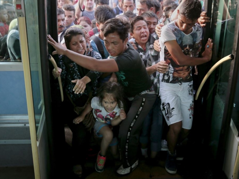 Дете спаси с SMS задушаващи се в камион мигранти