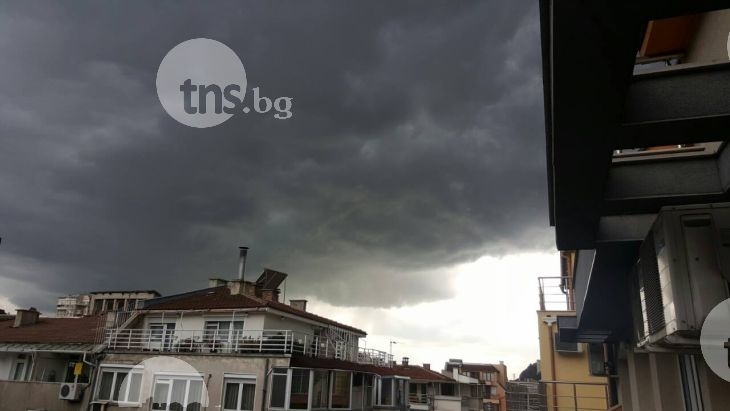 Бурята в Пловдив се разрази с пълна сила, градушка се изсипа над Прослав