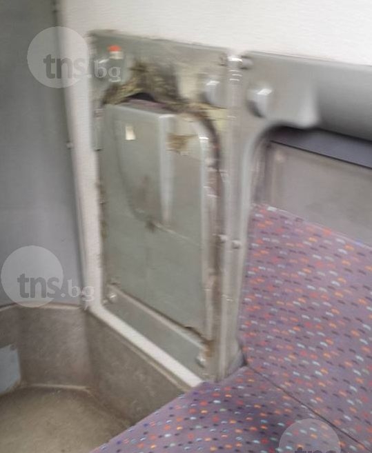Фекалии и счупени седалки сред пътниците в градския транспорт на Пловдив СНИМКИ