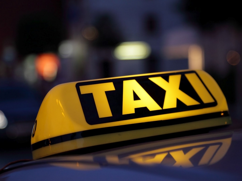 Таксиметров шофьор заряза клиент посред нощ на пътя за Марково