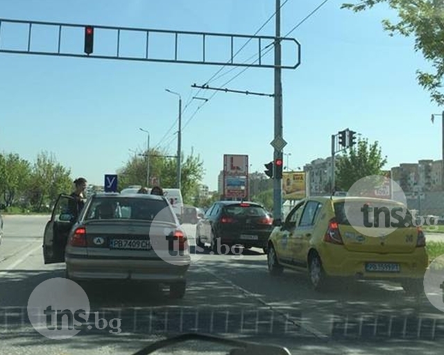 Оправни курсистки от Пловдив избутаха закъсалия си учебен автомобил СНИМКИ
