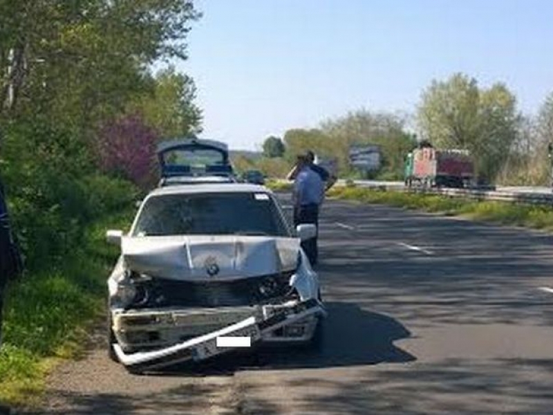 БМВ се натресе в градски автобус, по чудо няма пострадали СНИМКИ